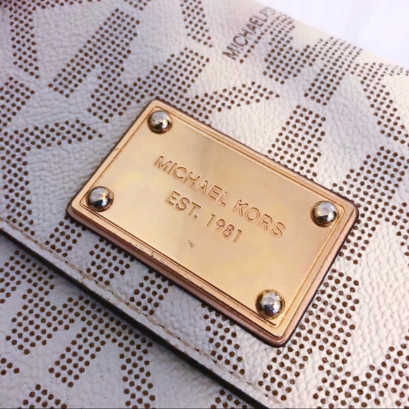 🚫SOLD🚫 🛩 Michael Kors Jet Set Travel Clutch Wallet - Picture 2 of 8